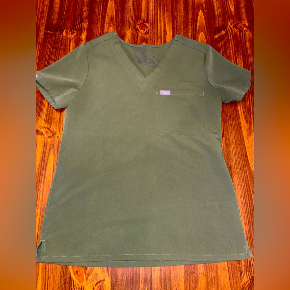 Figs scrub top